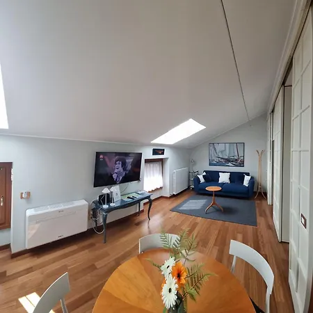 Attic And Garden Lägenhet