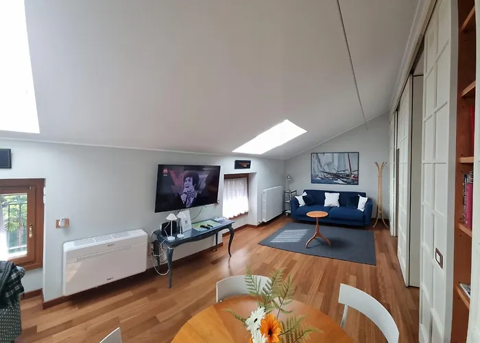 Attic And Garden Lägenhet